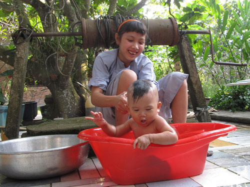 Tắm xong cho Bo, Yến tiếp tục tắm cho Bin. Bin nhận biết các đồ vật rất nhanh