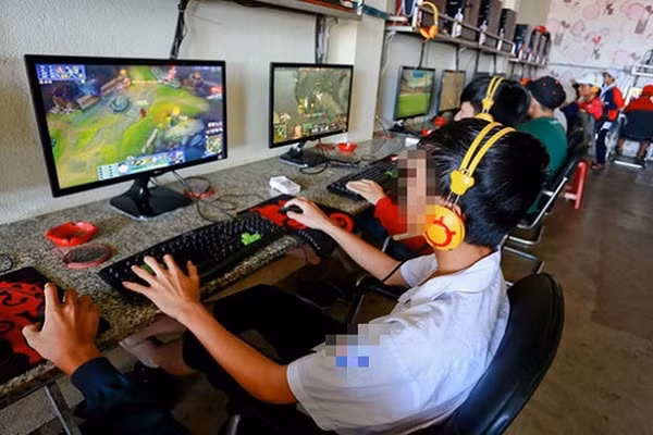 Nguyên nhân trực tiếp dẫn đến sự tái phát xuất huyết tiêu hóa do viêm loét dạ dày, tá tràng có nhiễm vi khuẩn H.pylori là các em chưa tuân thủ đúng phác đồ điều trị nghiêm ngặt, thêm nữa là chế độ ăn uống nghỉ ngơi sinh hoạt cũng chưa phù hợp như ăn xong đã hoạt động thể lực, học hành ngay hoặc miệt mài chơi điện tử, ăn và uống những thực phẩm không an toàn vệ sinh thực phẩm... Ảnh minh họa: Internet