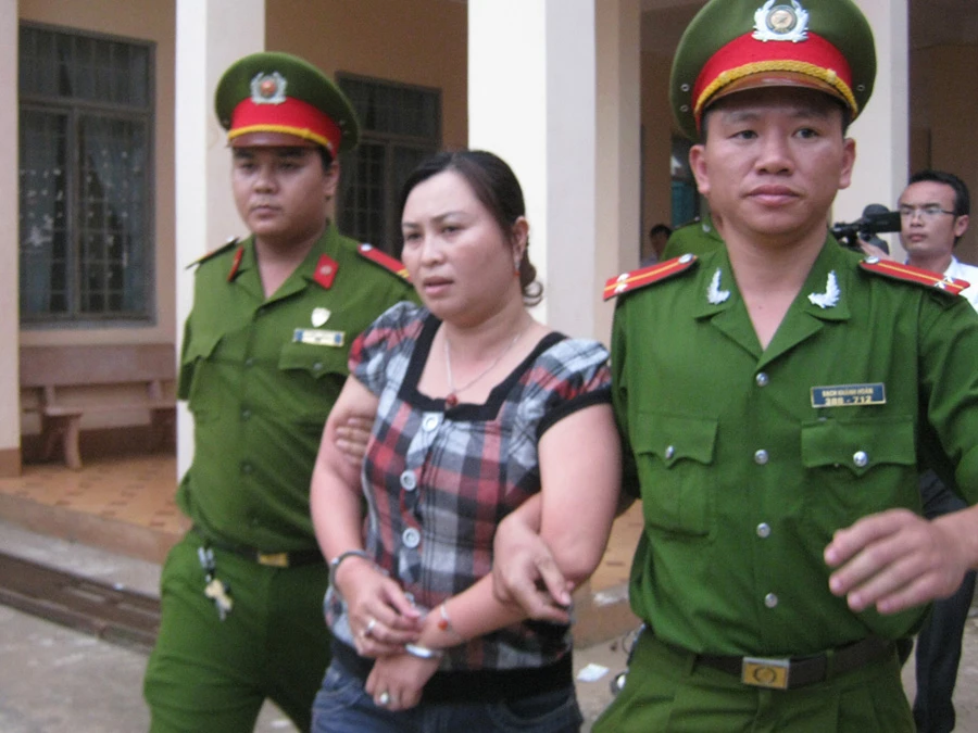 Áp giải bà Chiên ra xe