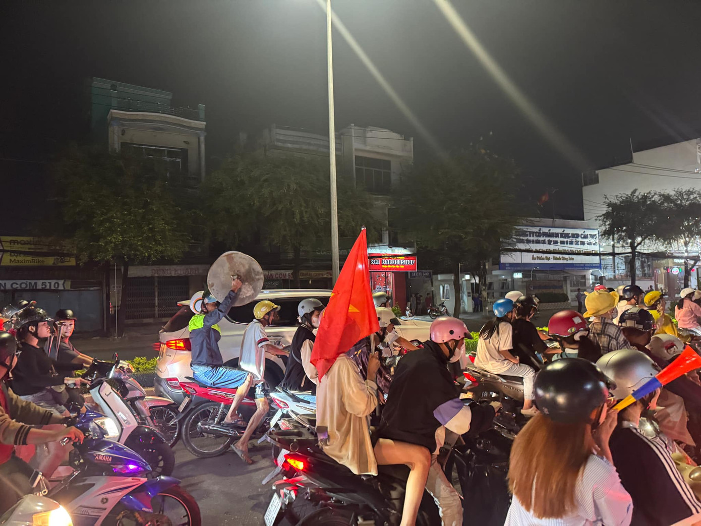 Việt Nam vô địch ASEAN Cup 2024, hàng triệu cổ động viên xuống đường ăn mừng ảnh 12