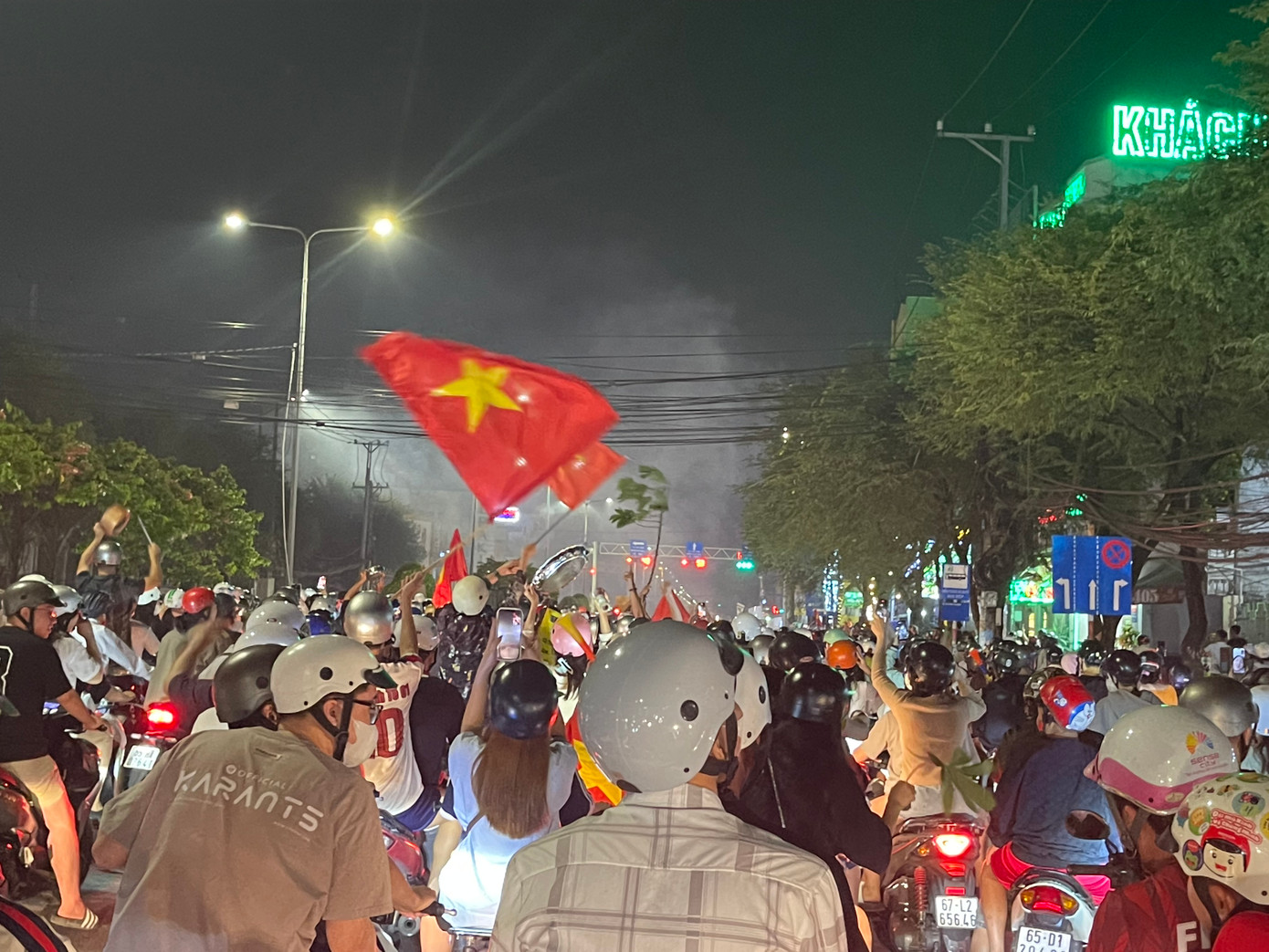 Cổ động viên hò reo phất cờ. Ảnh: Lê Việt