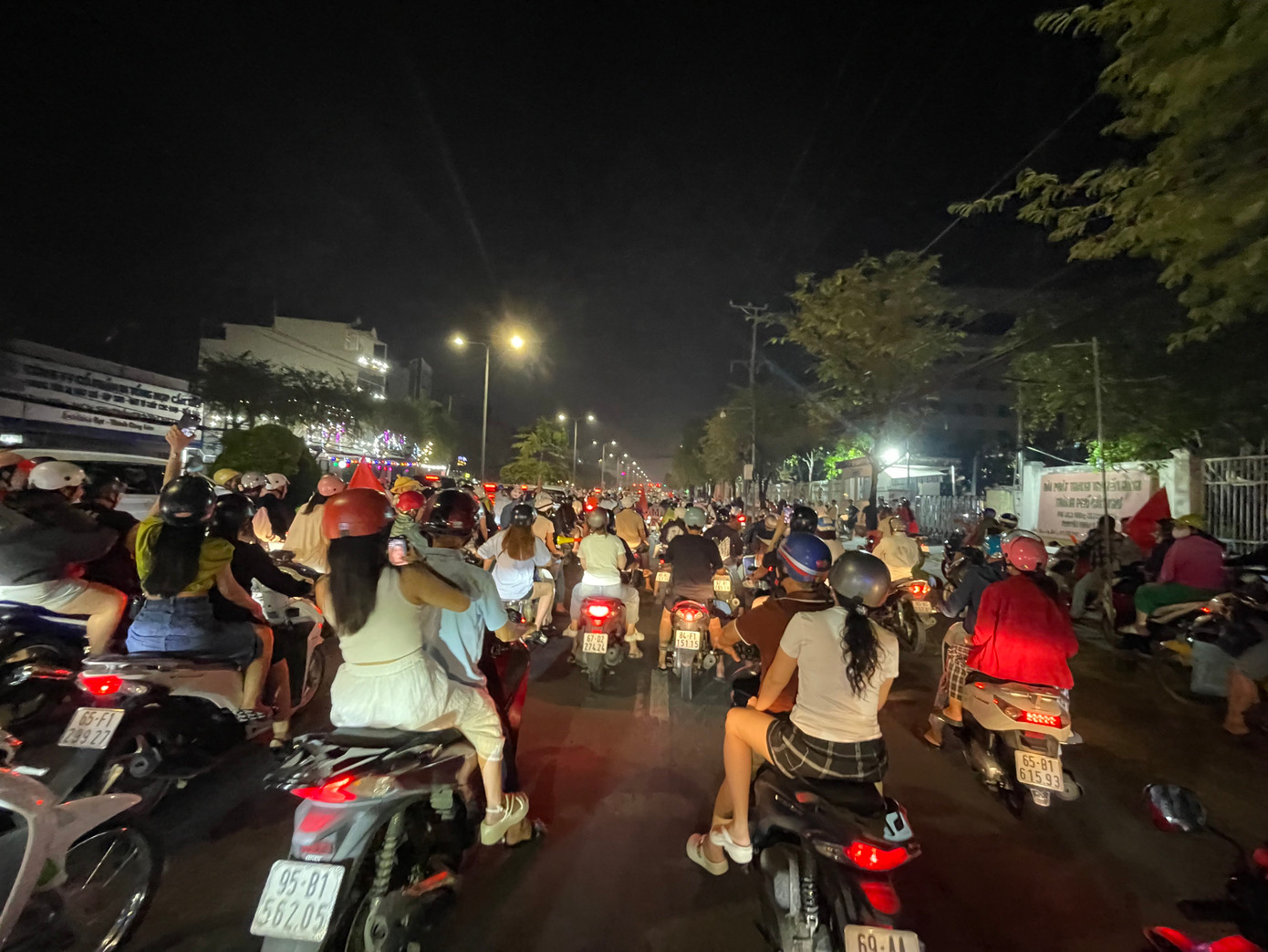 Đoàn cổ động viên đổ về hướng bến Ninh Kiều - trung tâm TP Cần Thơ. Các ngã đường đều ùn tắc ngay khi trận đấu kết thúc