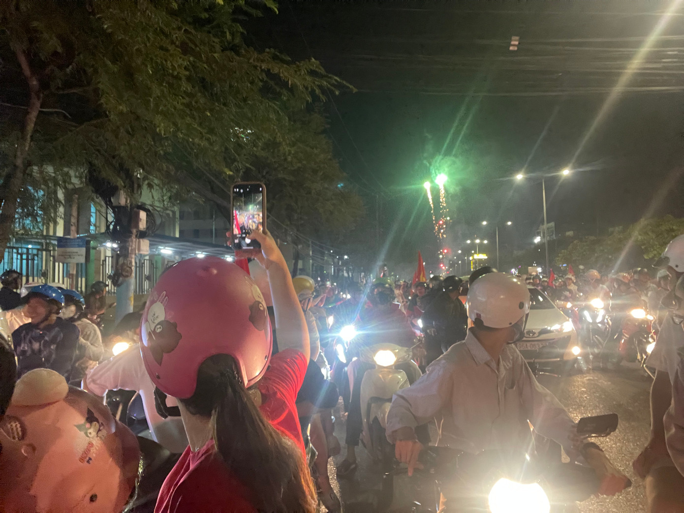 Việt Nam vô địch ASEAN Cup 2024, hàng triệu cổ động viên xuống đường ăn mừng ảnh 11