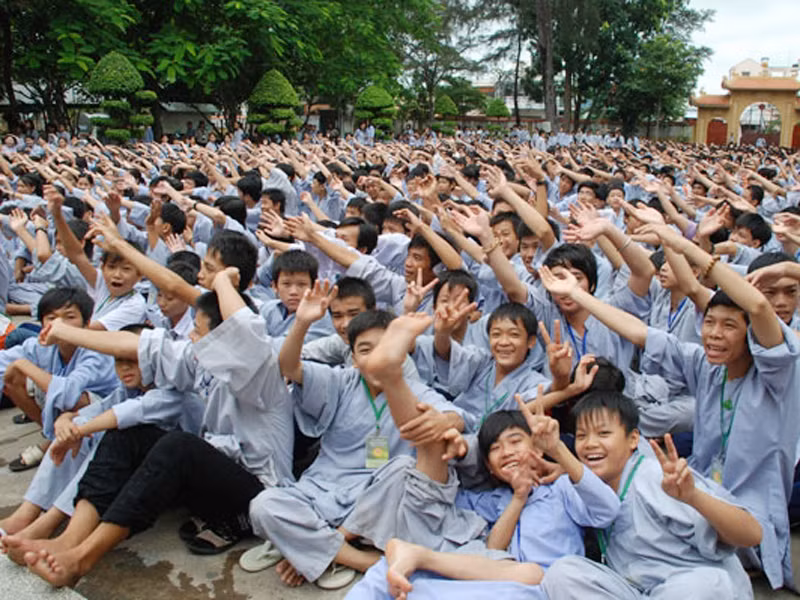 Hàng ngàn bạn trẻ tham gia khóa tu mùa hè tại chùa Hoằng Pháp. Ảnh: chuahoangphap.com