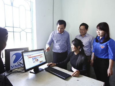 NSNA Mai Nam và ông Mai Văn Hậu, những người có mặt làm số báo đầu tiên tại Bản Dõn năm 1953, tặng quà cho các học sinh trường 19/8 xã Minh Thanh. Ảnh: Như ý