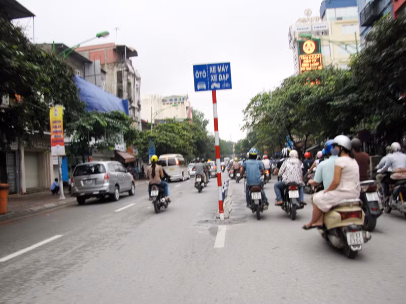 Tuy nhiên, do lượng xe máy quá tải so với ô tô, vì thế người điều khiển xe máy thường xuyên lấn sang đường dành cho ô tô để đi