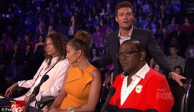 MC Ryan Seacrest thông báo tin gây sốc về việc Jermaine Jones bị loại trong phần đầu của liveshow tối qua