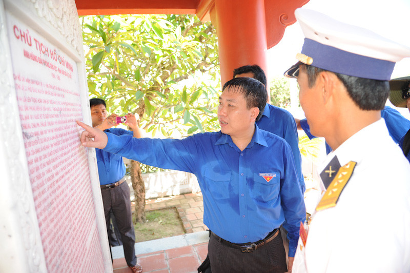 Bí thư T.Ư Đoàn TNCS Hồ Chí Minh Nguyễn Mạnh Dũng tại Nhà tưởng niệm Chủ tịch Hồ Chí Minh 