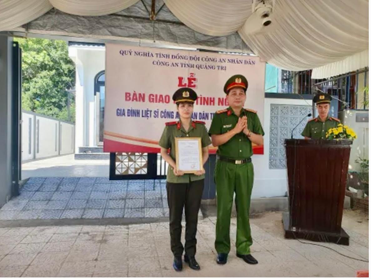 Công an tỉnh Quảng Trị tổ chức bàn giao nhà tình nghĩa cho thân nhân gia đình liệt sĩ CAND Trương Văn Thắng. Ảnh: CA. Công an tỉnh Quảng Trị tổ chức bàn giao nhà tình nghĩa cho thân nhân gia đình liệt sĩ CAND Trương Văn Thắng. Ảnh: CA.