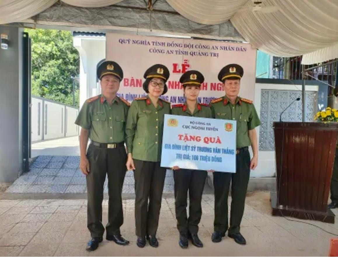 Công an tỉnh Quảng Trị tổ chức bàn giao nhà tình nghĩa cho thân nhân gia đình liệt sĩ CAND Trương Văn Thắng. Ảnh: CA. Công an tỉnh Quảng Trị tổ chức bàn giao nhà tình nghĩa cho thân nhân gia đình liệt sĩ CAND Trương Văn Thắng. Ảnh: CA.