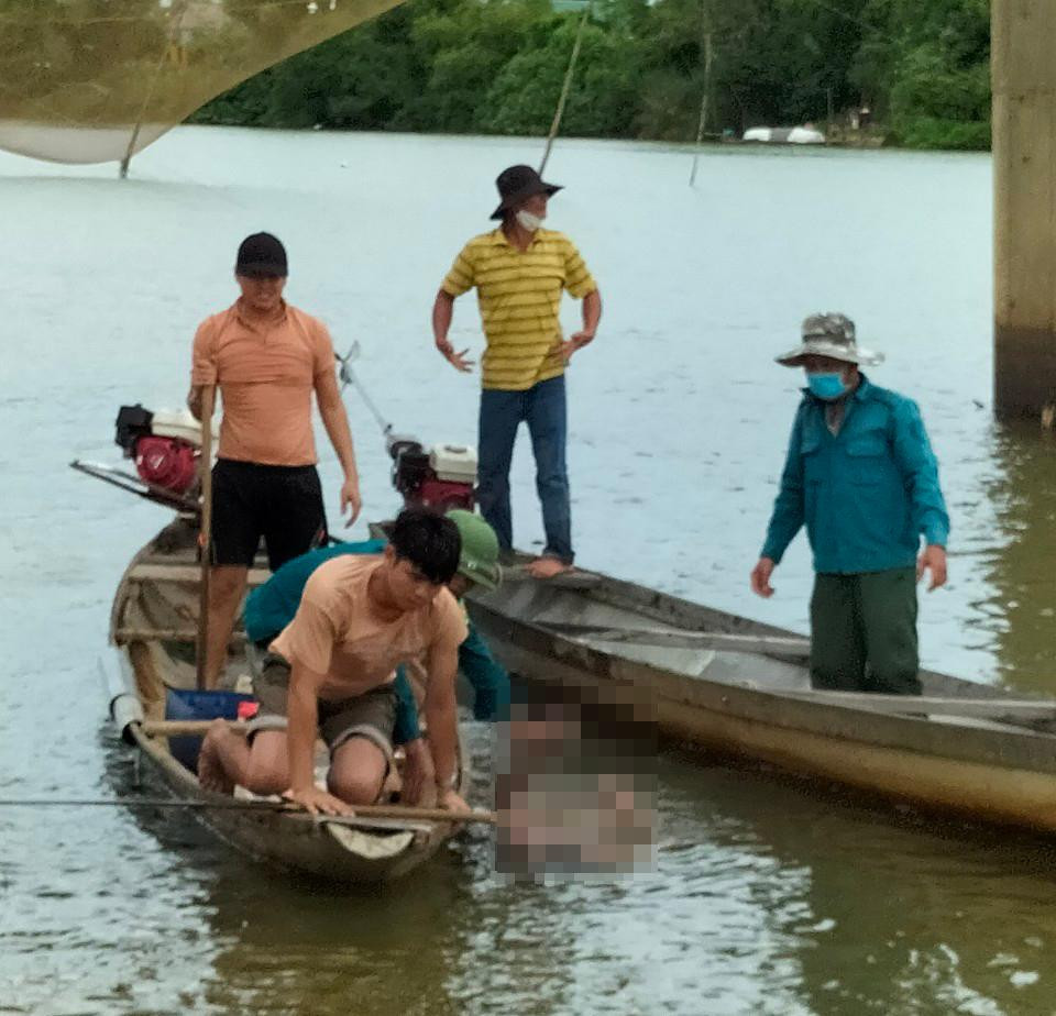 Người dân đưa thi thể nạn nhân L.Đ.K.H. lên bờ. Ảnh: L.T