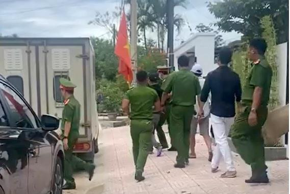 Công an tỉnh Quảng Trị có mặt tại nhà riêng của Trương Quang Liêm và Nguyễn Thị Quỳnh Nhi trong sáng 11/8. Ảnh: H.Thơ. Công an tỉnh Quảng Trị có mặt tại nhà riêng của Trương Quang Liêm và Nguyễn Thị Quỳnh Nhi trong sáng 11/8. Ảnh: H.Thơ.