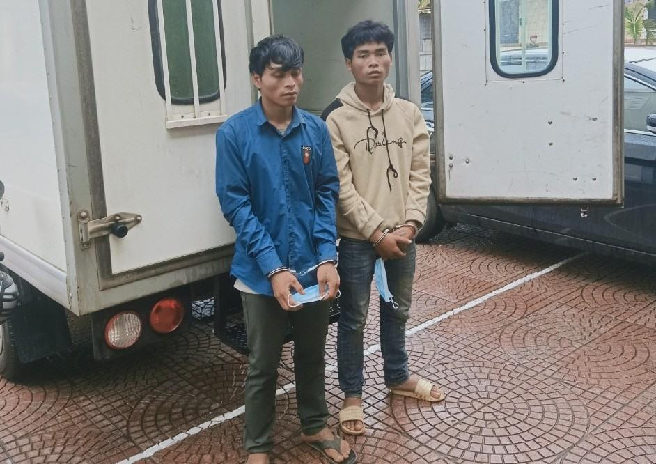 Bắt giữ 2 đối tượng Hồ Hồng Khoa và Hồ Văn Công cướp giật tài sản tại thị trấn Khe Sanh. Ảnh: CA.