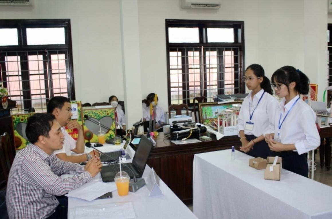 Thí sinh thuyết trình về sản phẩm dự thi tại vòng chung kết cấp tỉnh cuộc thi “Sáng tạo trẻ Quảng Trị” lần thứ XI, năm 2022.