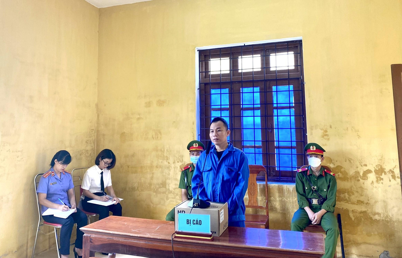 Bị cáo Đoàn Trân tại điểm cầu thành phần ở Trại giam Công an tỉnh Quảng Trị. Ảnh: Lê Trường.