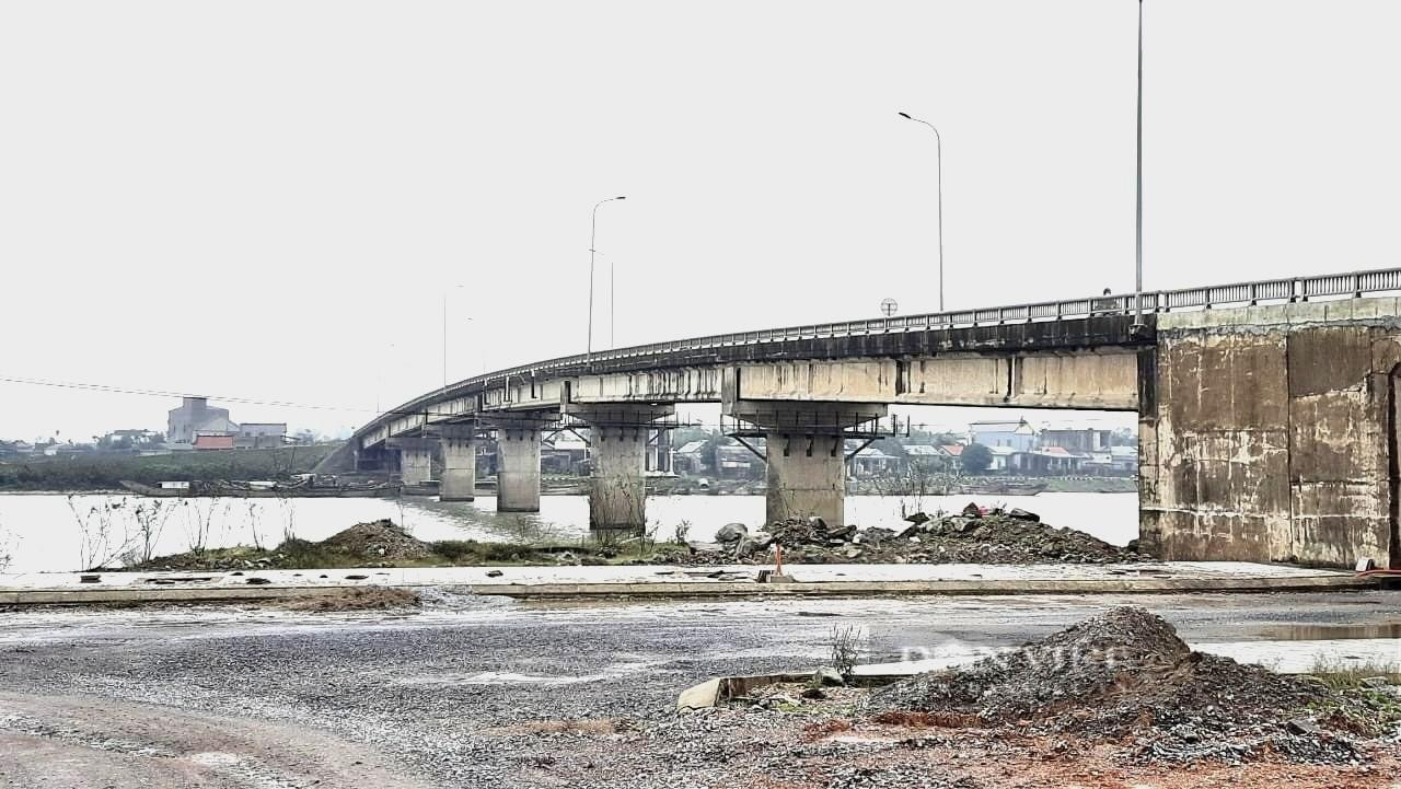 Khu vực cầu Đại Lộc-nơi kẻ thủ ác vứt xe máy của nữ nạn nhân H. xuống sông Thạch Hãn phi tang. Khu vực cầu Đại Lộc-nơi kẻ thủ ác vứt xe máy của nữ nạn nhân H. xuống sông Thạch Hãn phi tang.