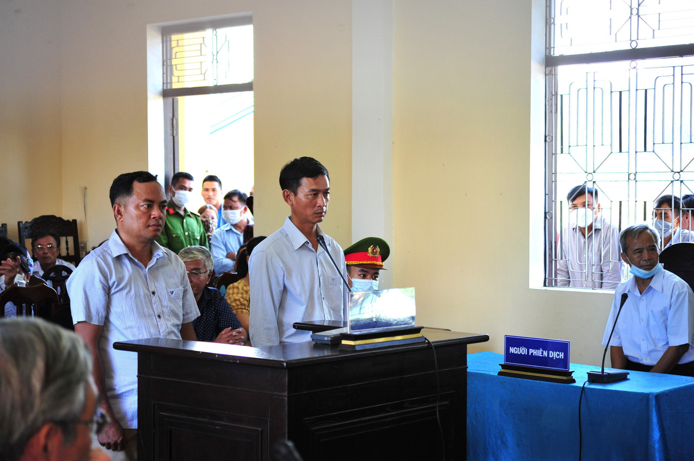 Hai bị cáo Hồ Xuân Hoàng (trái) và Hoàng Đình tại phiên tòa. Hai bị cáo Hồ Xuân Hoàng (trái) và Hoàng Đình tại phiên tòa.