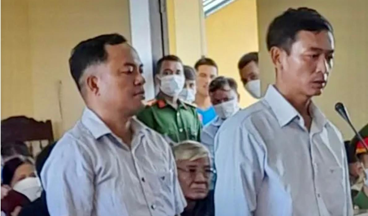 Hồ Xuân Hoàng (trái) và Hoàng Đình trong lần đối chất trước dân. Ảnh: CA