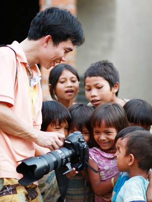 Khoe những bức hình vừa chụp cho trẻ em dân tộc vùng cao