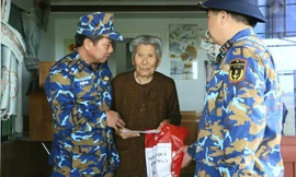 Bộ Tư lệnh Hải quân mang hơi ấm nghĩa tình tới đồng bào bị thiên tai ở Đà Nẵng và Huế