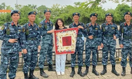 (Từ trái qua) Các bạn trẻ Hà Chu, Minh Ti và Ngọc Hiền cùng thực hiện sản phẩm “Nối vòng tay lớn” nhân dịp kỷ niệm 80 năm Cách mạng Tháng Tám thành công và Quốc khánh 2/9