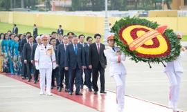 Lãnh đạo Đảng, Nhà nước và các đại biểu Quốc hội vào Lăng viếng Chủ tịch Hồ Chí Minh 