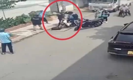 Xác minh vụ thanh niên dùng mũ bảo hiểm đánh liên tiếp 2 nam sinh trên đường