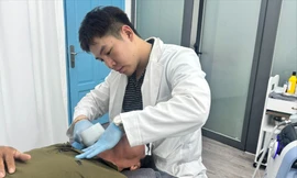 Nhóm bác sĩ dỏm biến nước cất thành ‘thuốc đặc trị’ để tiêm truyền cho khách hàng, lừa hơn 17 tỉ đồng 