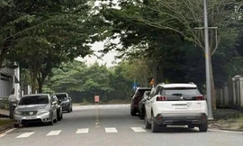 Bị dân chụp ảnh gửi Cục CSGT, nữ tài xế đỗ xe sai quy định lĩnh phạt nóng