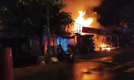 TPHCM: Cháy lớn tại chợ Xuân Thới Sơn, nhiều ki-ốt bị thiêu rụi