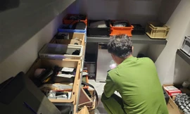 Choáng với khối tài sản khổng lồ của Ngân 98 cất giữ trong két sắt 