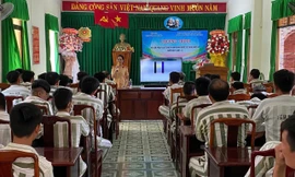 Cảnh sát giao thông TPHCM vào trại giam tuyên truyền pháp luật cho phạm nhân chuẩn bị được đặc xá