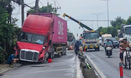 Tài xế buồn ngủ, container cày nát dải phân cách ở Củ Chi