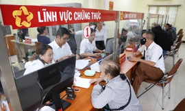 Cán bộ Trung tâm Phục vụ hành chính công phường Cầu Kiệu giải quyết hồ sơ, thủ tục cho dân. Ảnh: Ngô Tùng