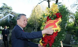 Tổng Bí thư Tô Lâm và phu nhân viếng mộ Karl Marx tại nghĩa trang Highgate ở Anh