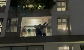 Cảnh sát giải cứu người đàn ông muốn nhảy lầu ngày cuối năm