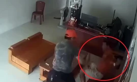 Đối tượng lao vào nhà, chém tới tấp khiến anh P.N.D (áo đỏ) đứt lìa tay trái.