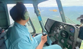 Quân đội tiếp tục chuyển hàng cứu trợ tới vùng lũ Nghệ An bằng trực thăng