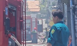 Cháy lớn kho hàng chứa nhựa ở TPHCM, khói đen phủ kín trời