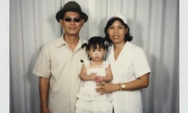 Người trẻ xúc động 'chụp ảnh' cùng người thân đã mất 