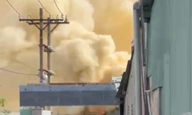 Cháy lớn kho hàng ở TPHCM, khói đen cuộn kín trời 