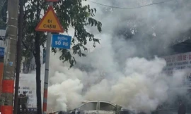 Ô tô 5 chỗ cháy trơ khung