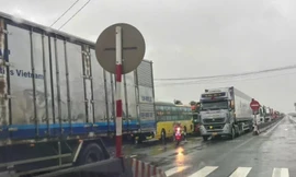 Quốc lộ 1 qua Khánh Hòa, Đắk Lắk ùn tắc 20km, tiếp tế đồ ăn, nước uống cho tài xế