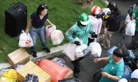 Người dân TPHCM xuyên đêm mang hàng đến Mặt trận san sẻ với đồng bào vùng lũ 