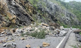Đá trên núi sạt lở, chắn ngang đường vào Vườn quốc gia Cát Bà