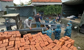 Huy động quân nhân tay nghề cao xây nhà mới giúp người dân vùng lũ kịp đón Tết 