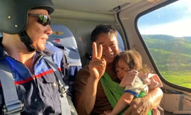 CLIP: Trực thăng Binh đoàn 18 giải cứu 8 người dân mắc kẹt ở Sơn La