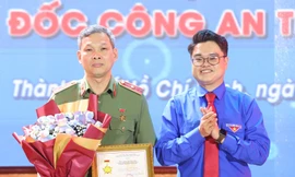 Thiếu tướng Tạ Văn Đẹp nhận kỷ niệm chương Vì thế hệ trẻ 