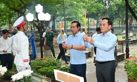 Bí thư TPHCM Trần Lưu Quang dâng hương tưởng niệm Anh hùng liệt sĩ tại Côn Đảo