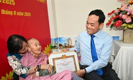 Tân Bí thư Thành ủy TPHCM Trần Lưu Quang trao Huy hiệu 80 năm tuổi Đảng tặng đảng viên 100 tuổi